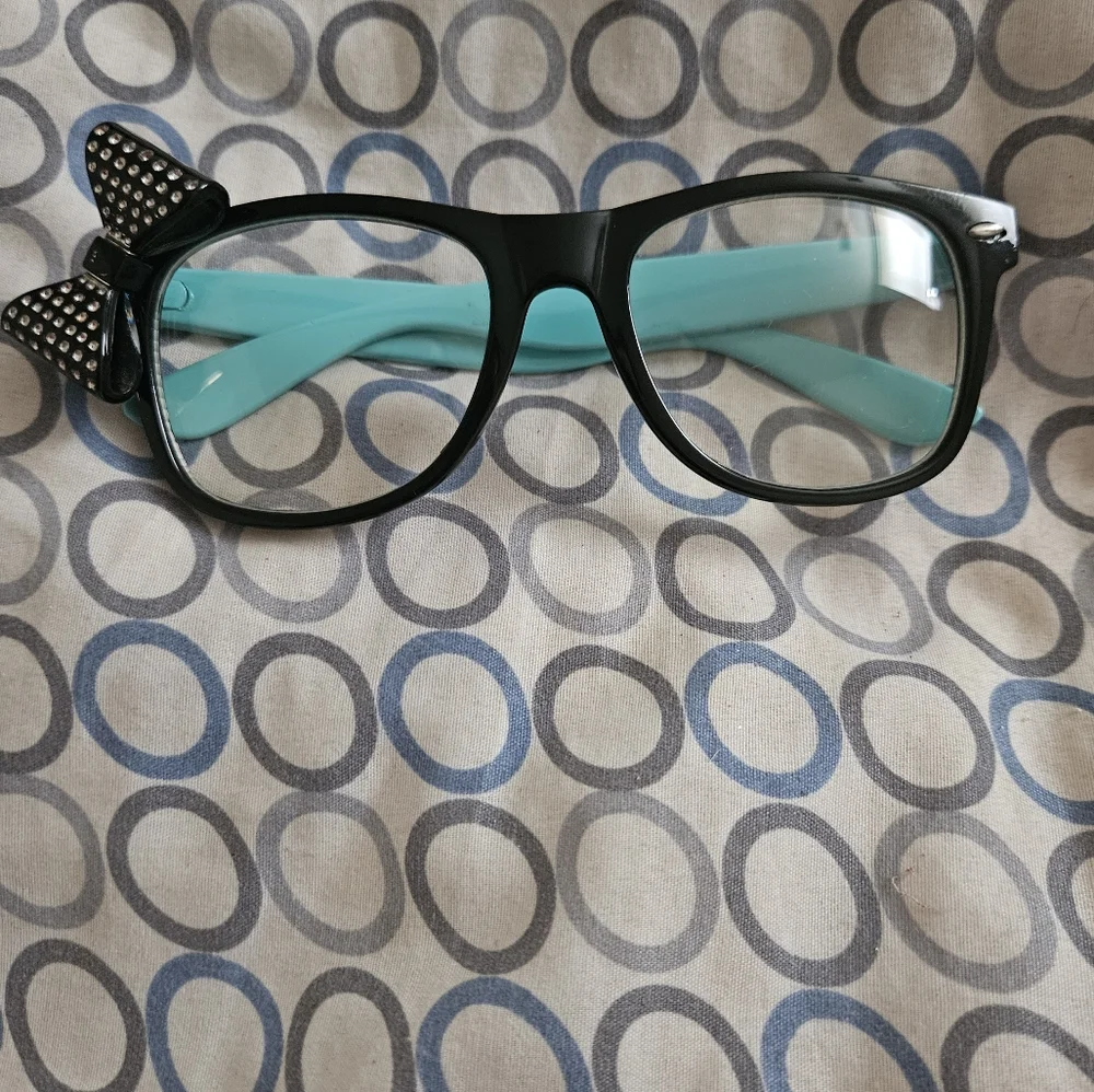 ⚠️Free Bundle Item Hello Kitty glasses clear lenses